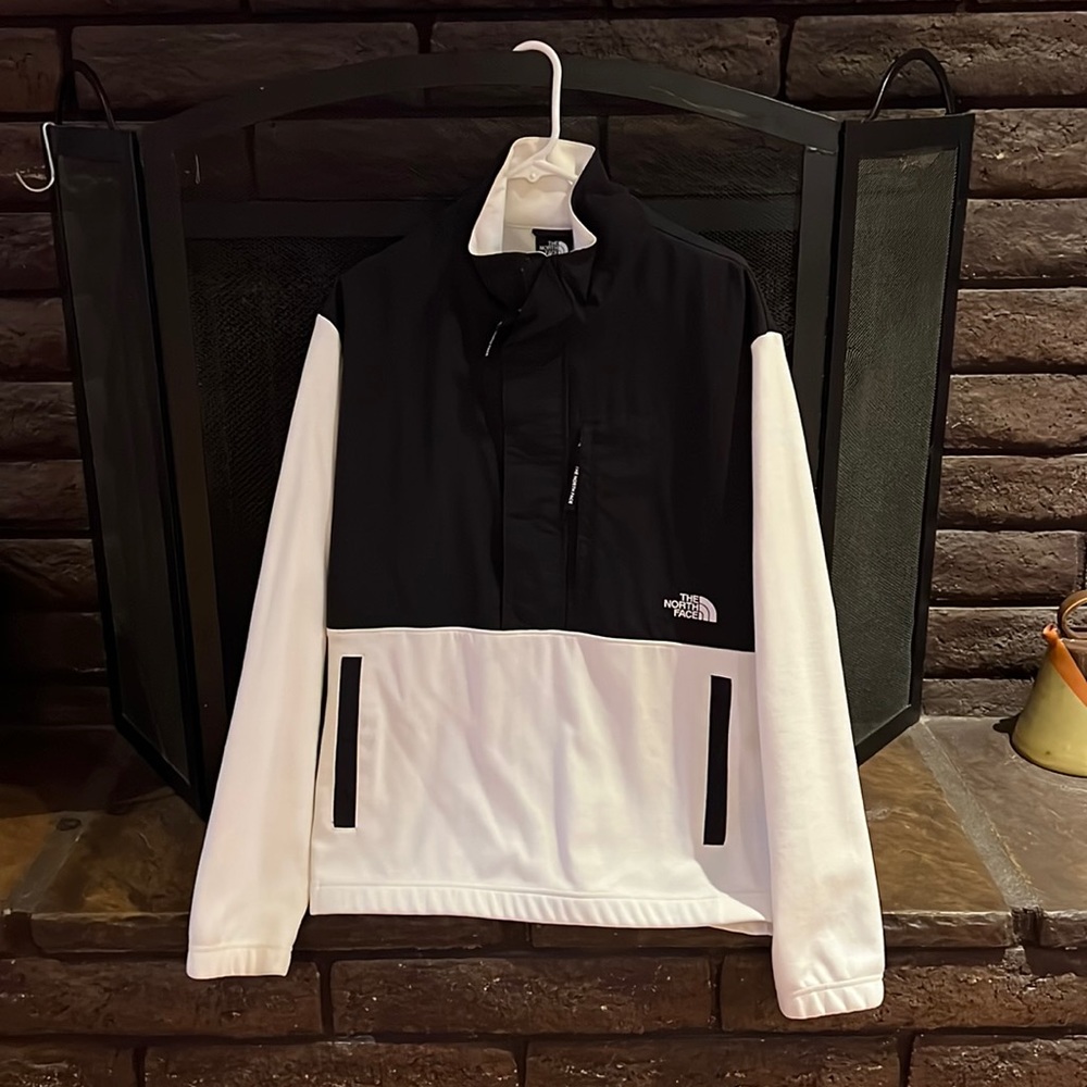 Mens north face pull over jacket. The color is black and white and size is large